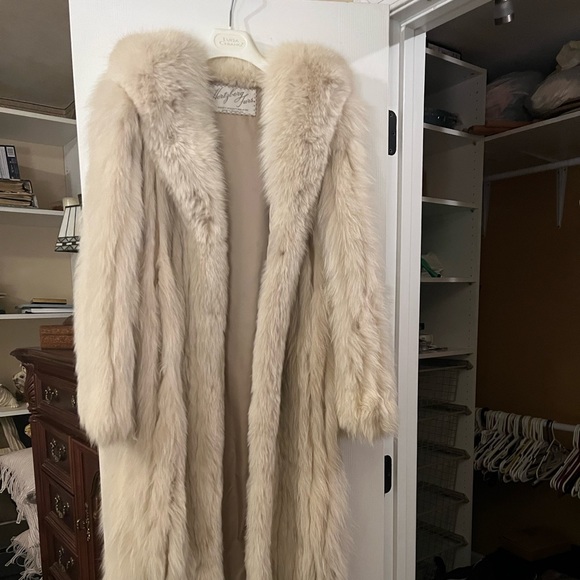 A fox fur coat only worn a handful of times. In excellent condition! Size 2/4 - Picture 2 of 8